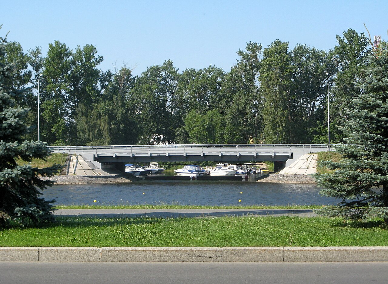 Набережная Гребного канала, мост через канал