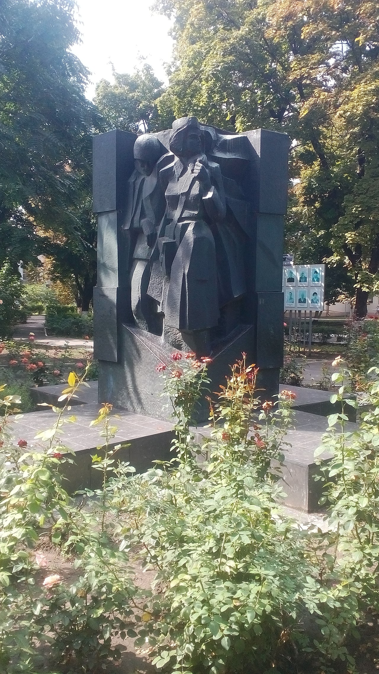 Скульптурная композиция на территории больницы имени Семашко
