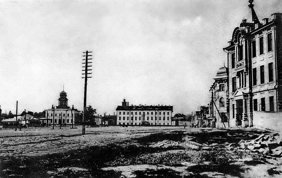 Нижний Новгород. Площадь Горького. Слева 2-е городское начальное училище. Прямо 2-ой тюремный замок, здание 1-й Кремлевской пожарной и полицейской части