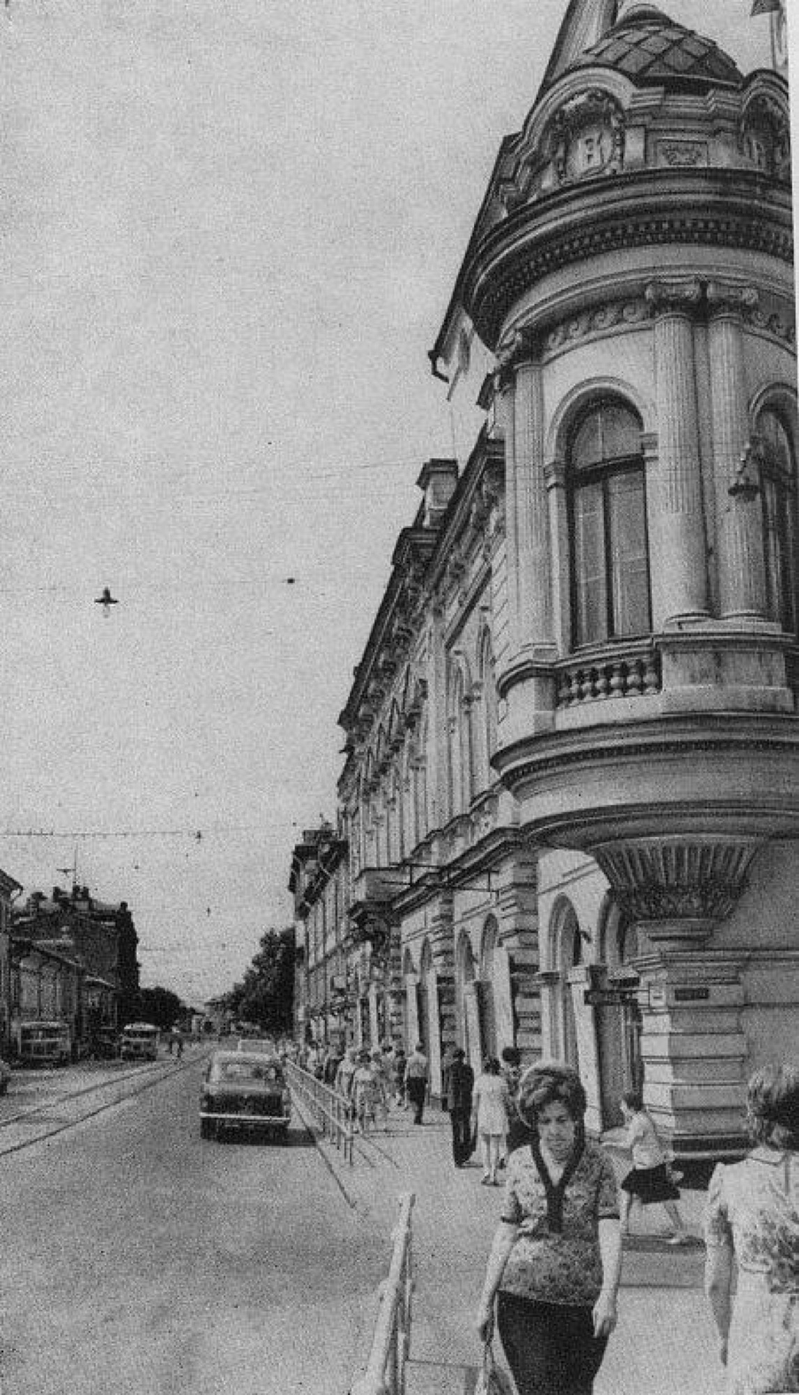 Угловой доходный дом с полукруглым эркером и башенкой — типовой облик застройки эклектики. Горький, 1960-е.