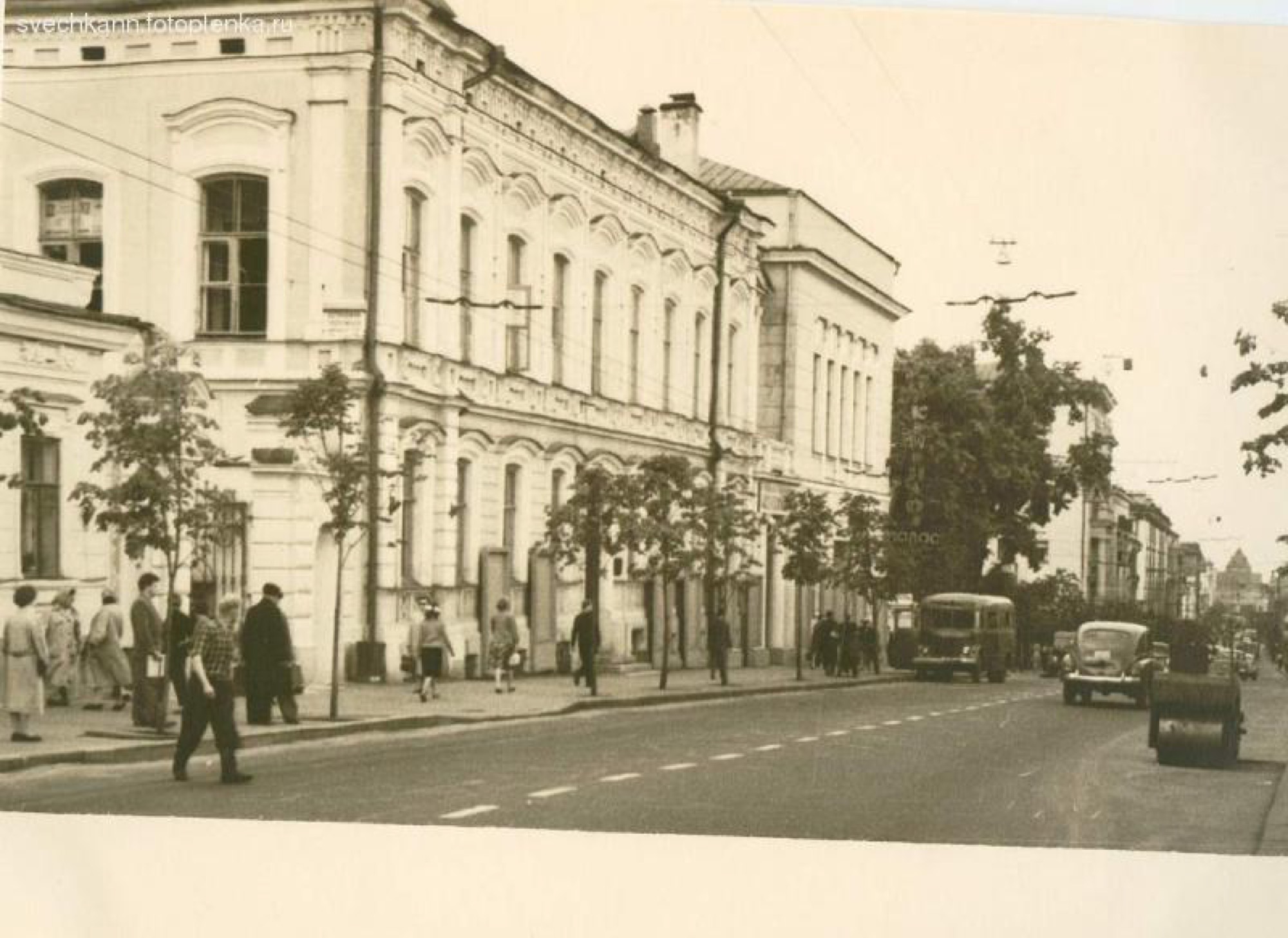 Улица Свердлова (Большая Покровская) с автобусом и пешеходами — до пешеходного режима оставалось ещё около тридцати лет. Горький, 1950-е.