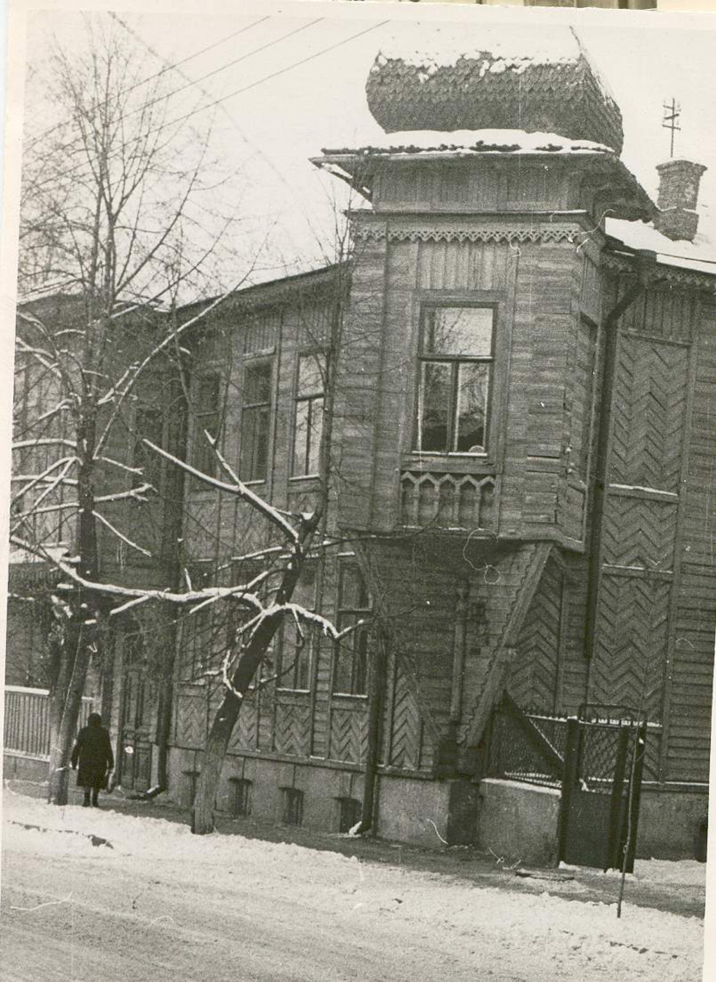 Деревянный особняк с башенкой зима 1960-е