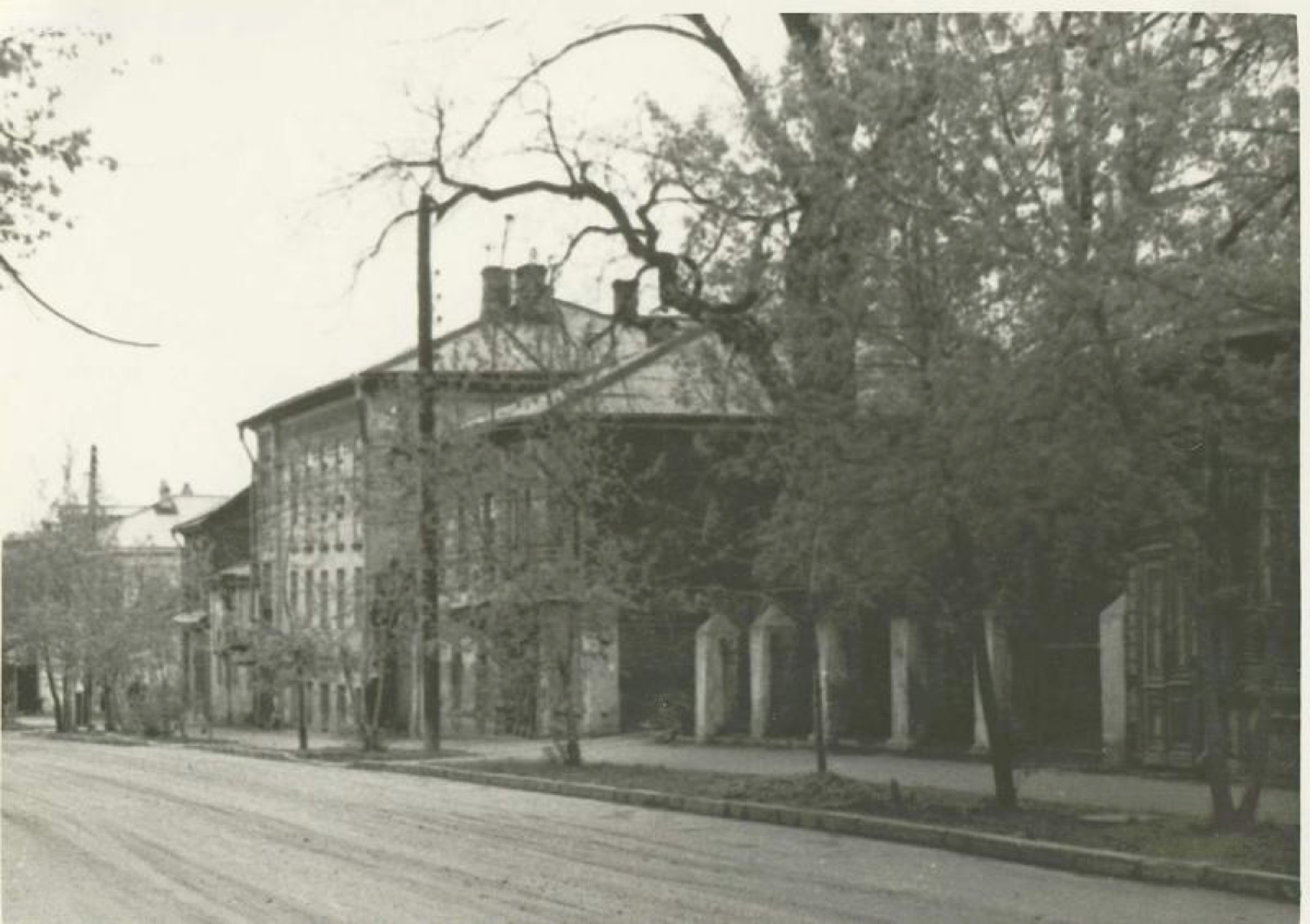 Городская улица кирпичное здание с аркадой 1950-е