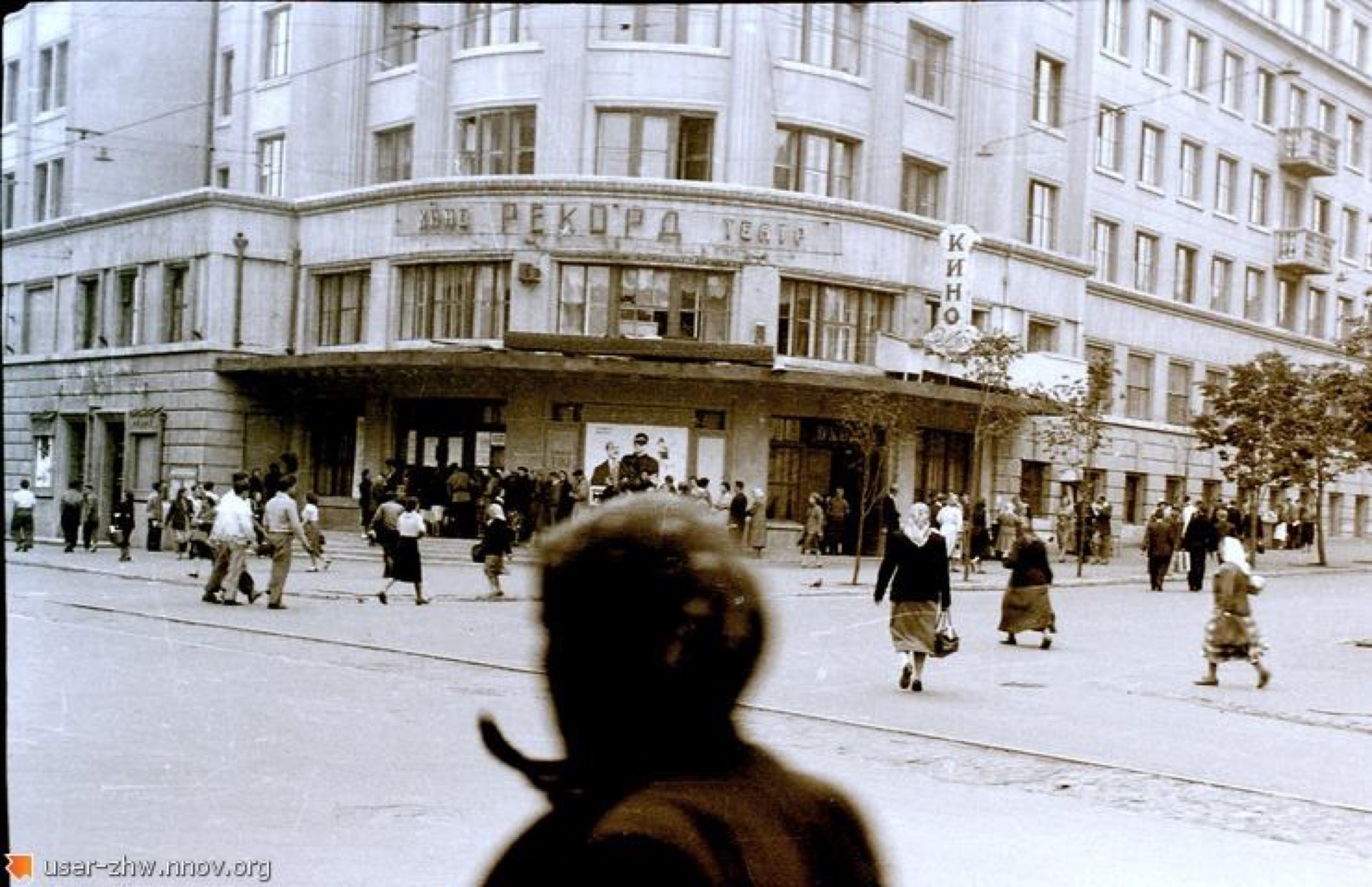 Кинотеатр «Рекорд» на улице Свердлова: адрес по советскому имени улицы, само здание — дореволюционное. Горький, 1950-е годы.