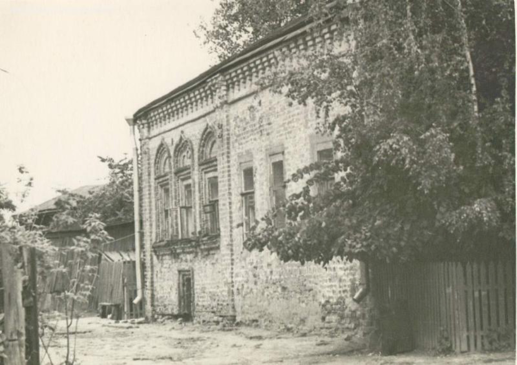 Купеческий кирпичный особняк старый двор