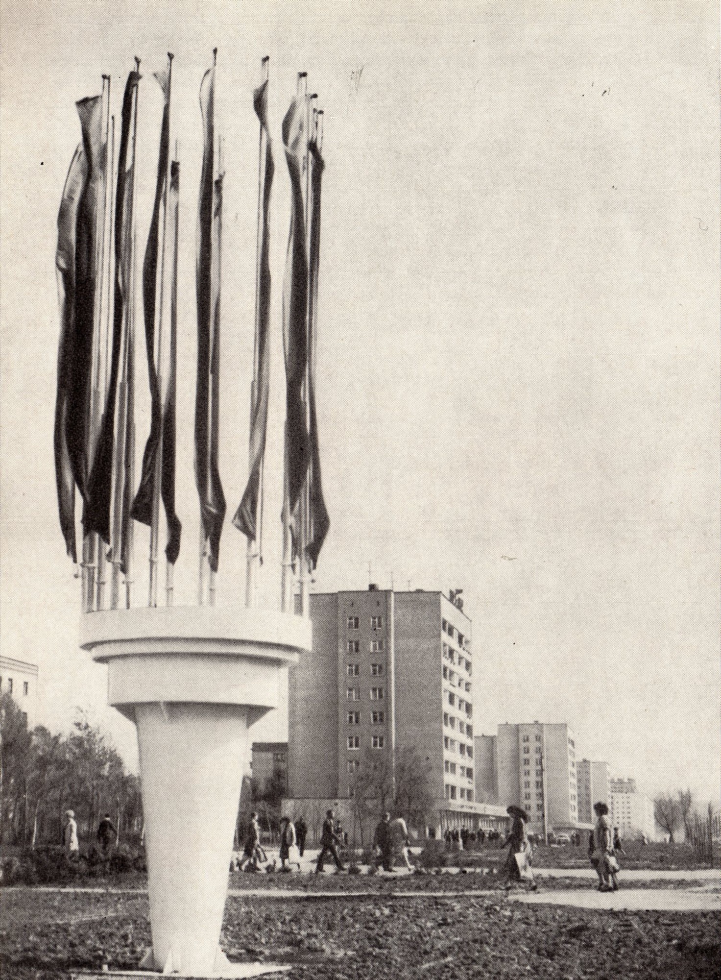 Монумент с флагами, Автозаводский район