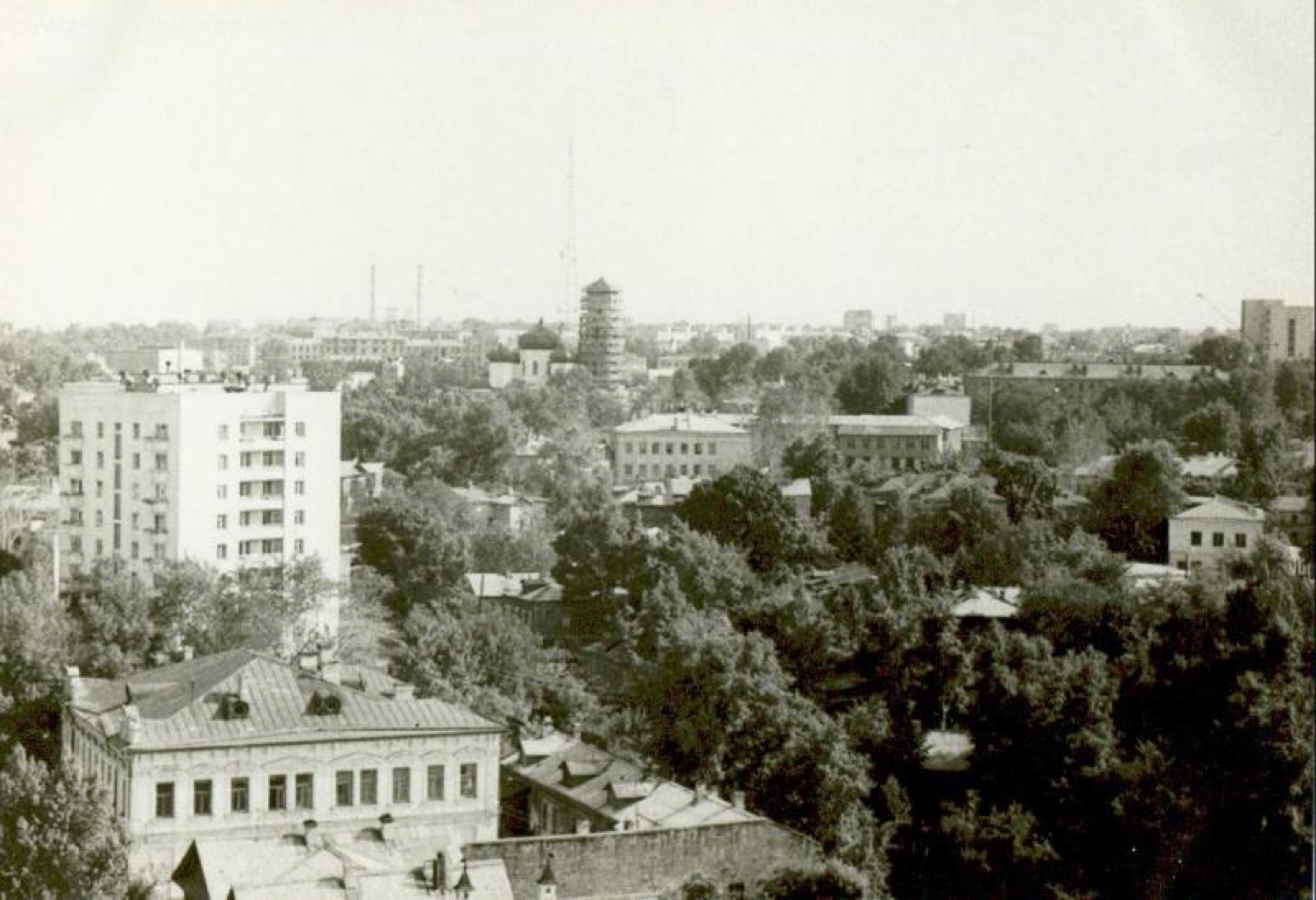 Панорама Нижнего Новгорода колокольня в лесах