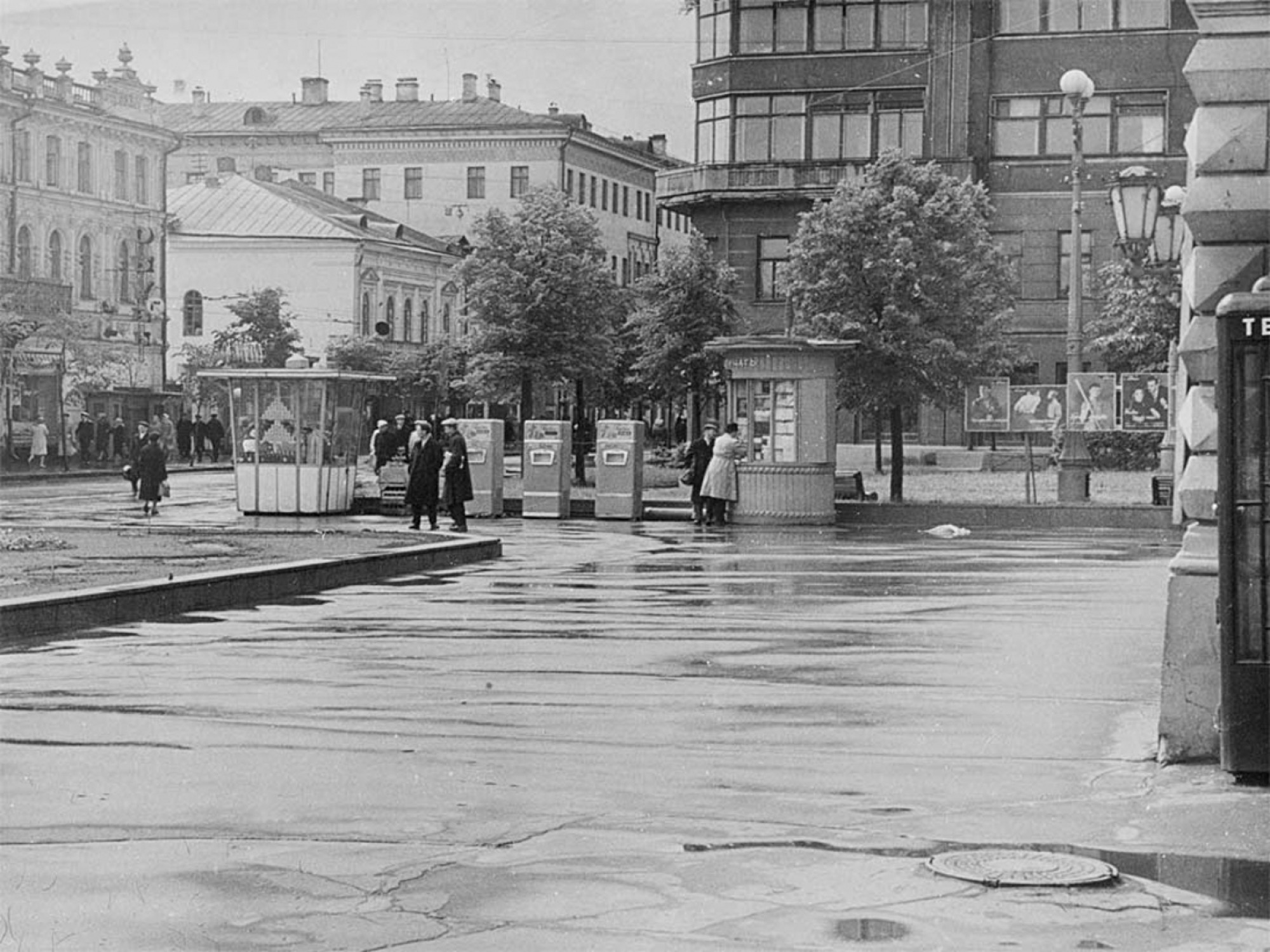 Площадь Театральная киоски после дождя