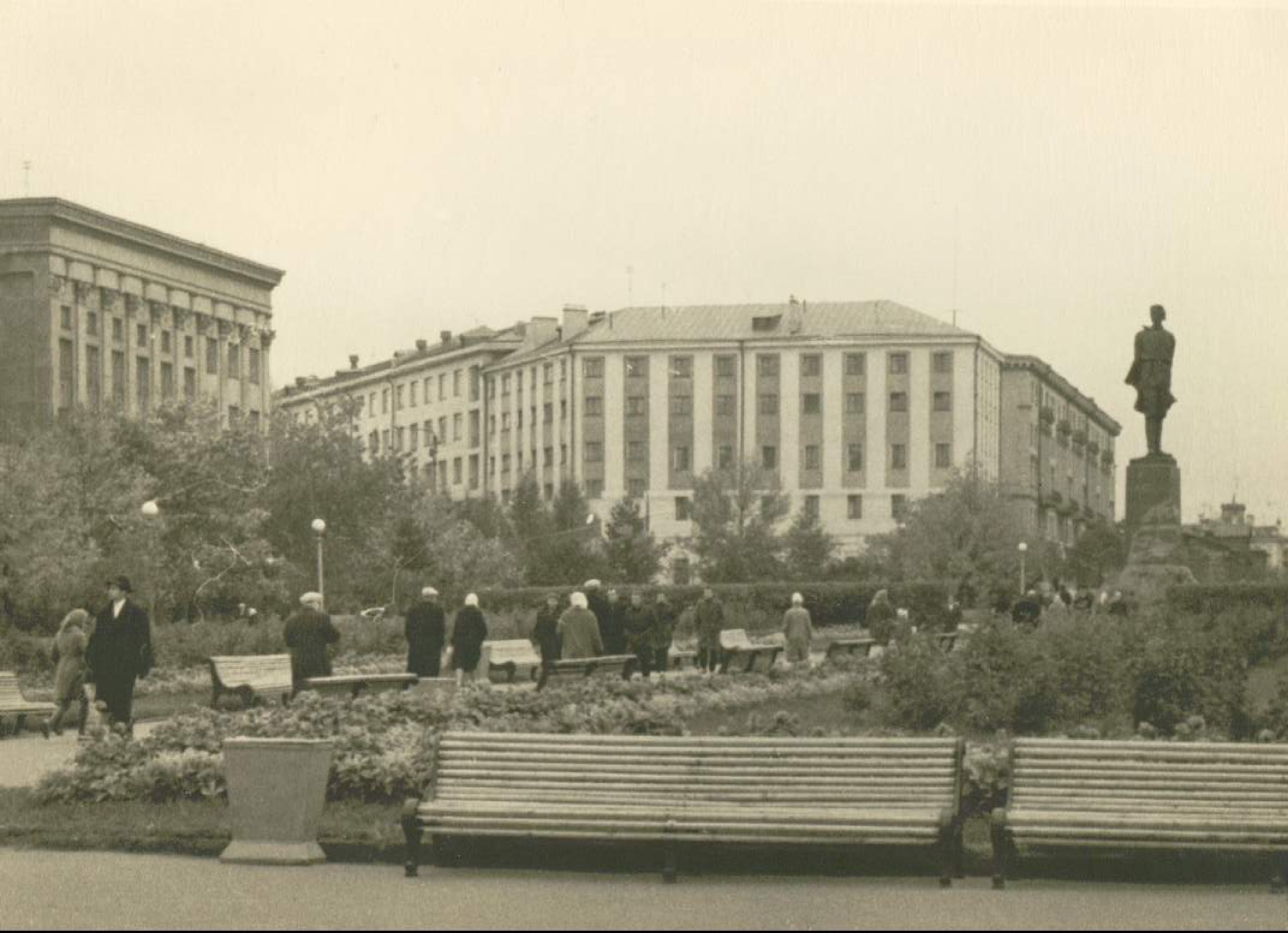 Площадь Горького памятник сквер