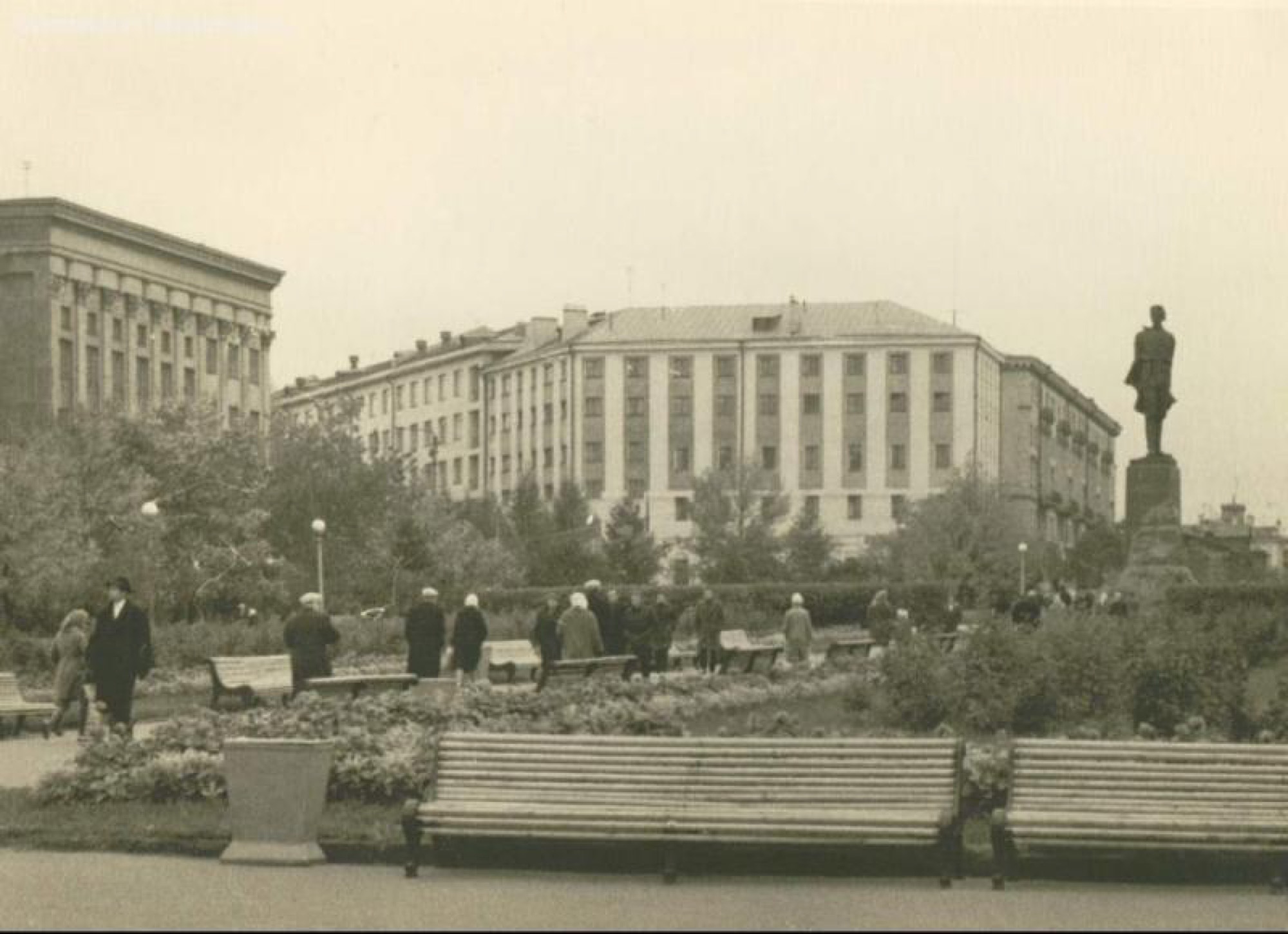 Площадь Горького памятник сквер