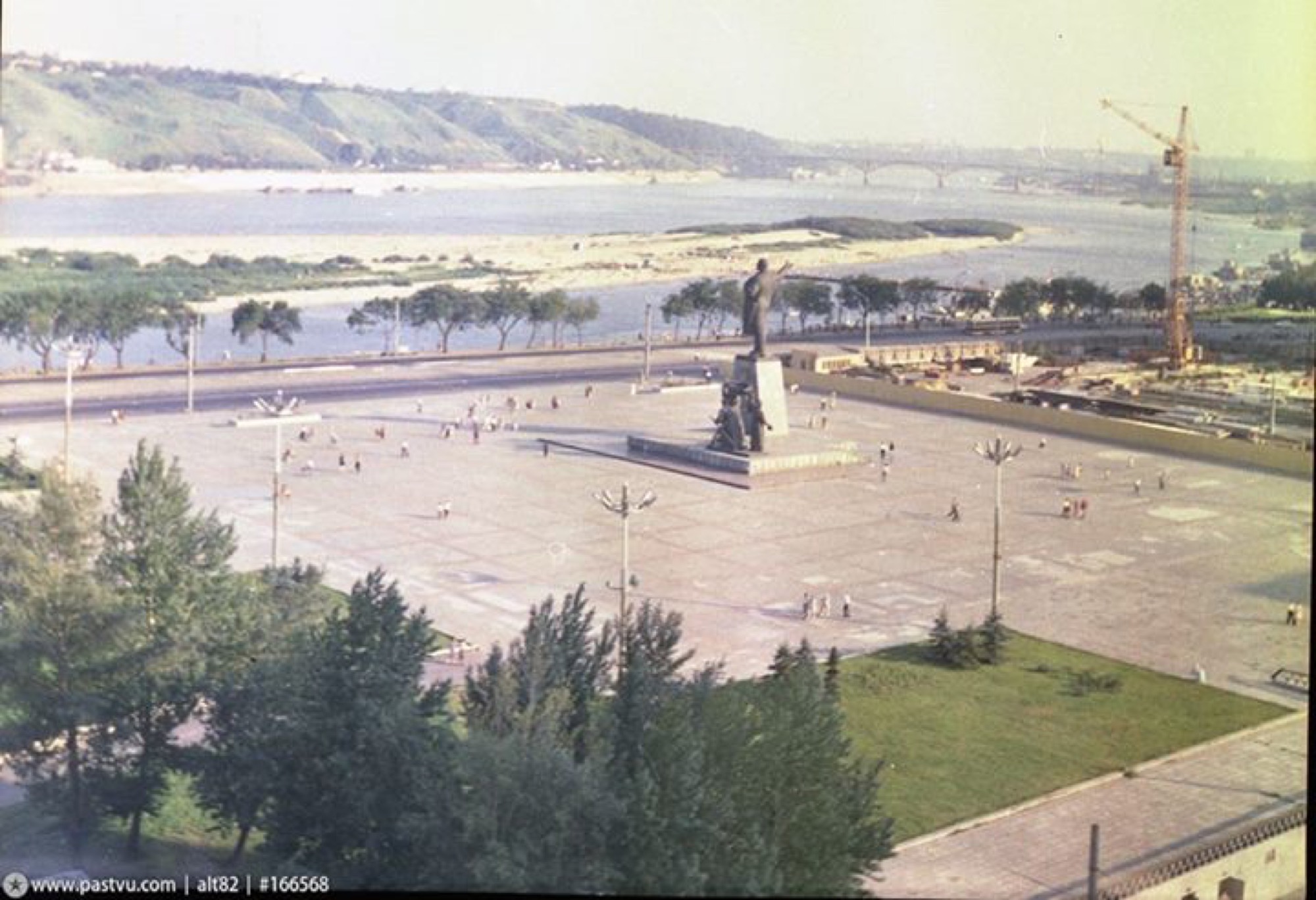 Площадь Ленина памятник Волга