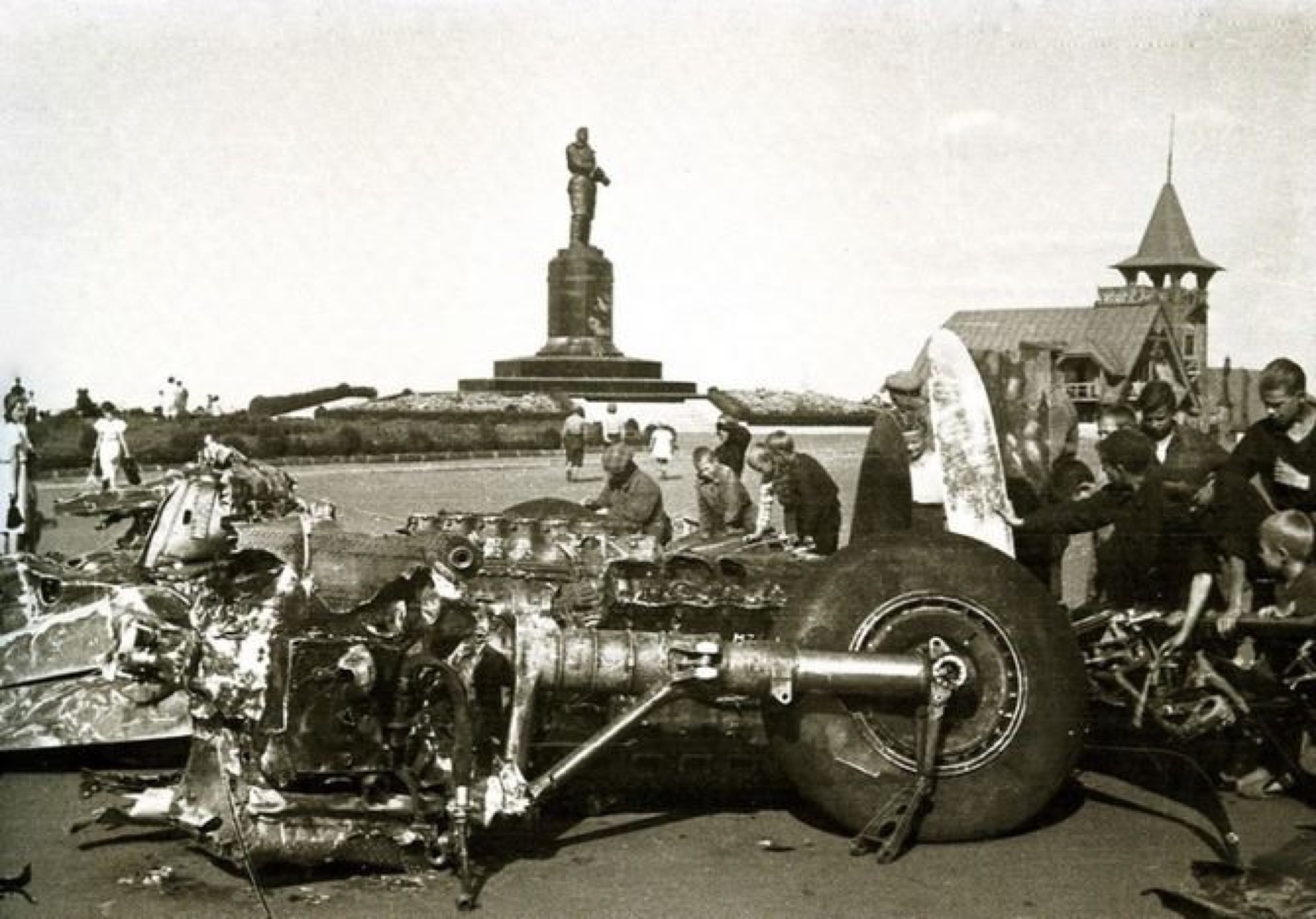 Памятник Чкалову на Верхневолжской набережной