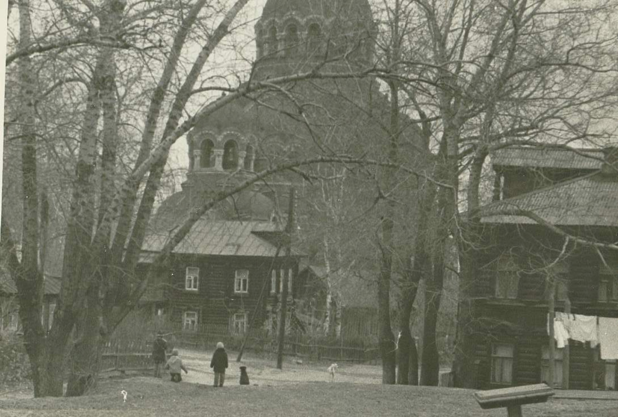 Церковь среди деревянной застройки 1960-е