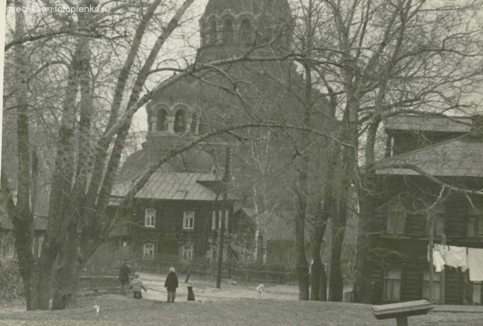 Церковь среди деревянной застройки 1970-е