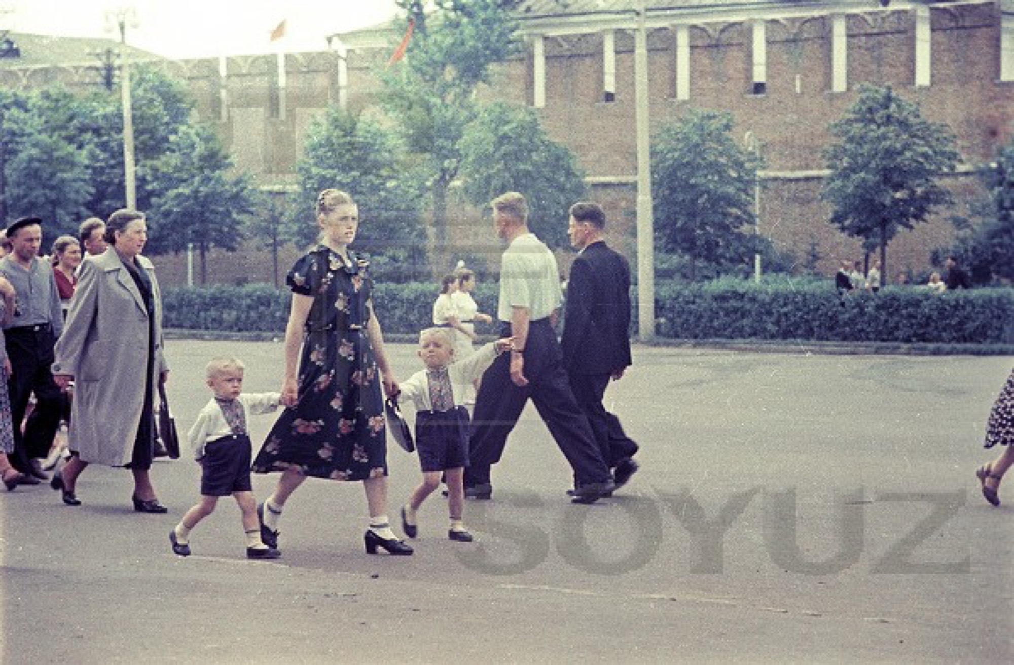 площадь Минина и Пожарского горожане прогулка
