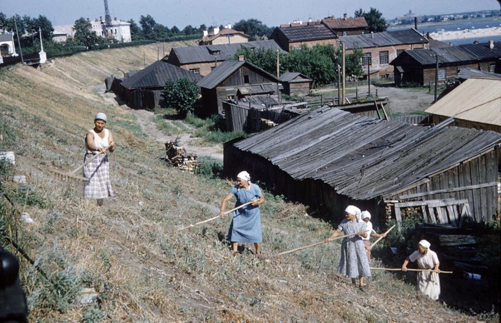 Женщины на откосе деревянный посад 1950-е