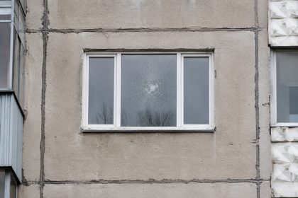 повреждённое окно жилого дома в Дзержинске после атаки беспилотника