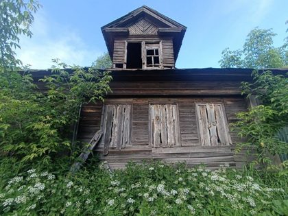 Заброшенный деревянный дом в деревне Нижегородской области
