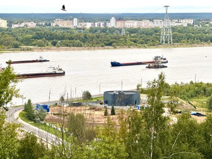 Вид на ресторан «Робинзон» на берегу реки в Нижнем Новгороде