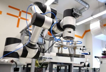 Промышленные роботизированные манипуляторы на производстве