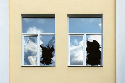 повреждённые окна жилого дома после удара БПЛА