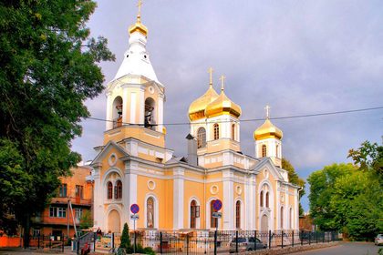Вид церкви в честь святителей Московских с улицы Короленко
