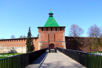 Вид Никольской башни Нижегородского кремля с пешеходного моста