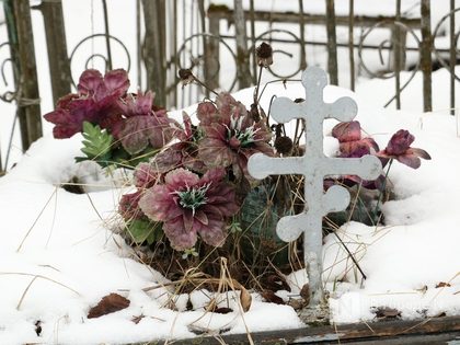 Бугровское кладбище, надгробие зимой