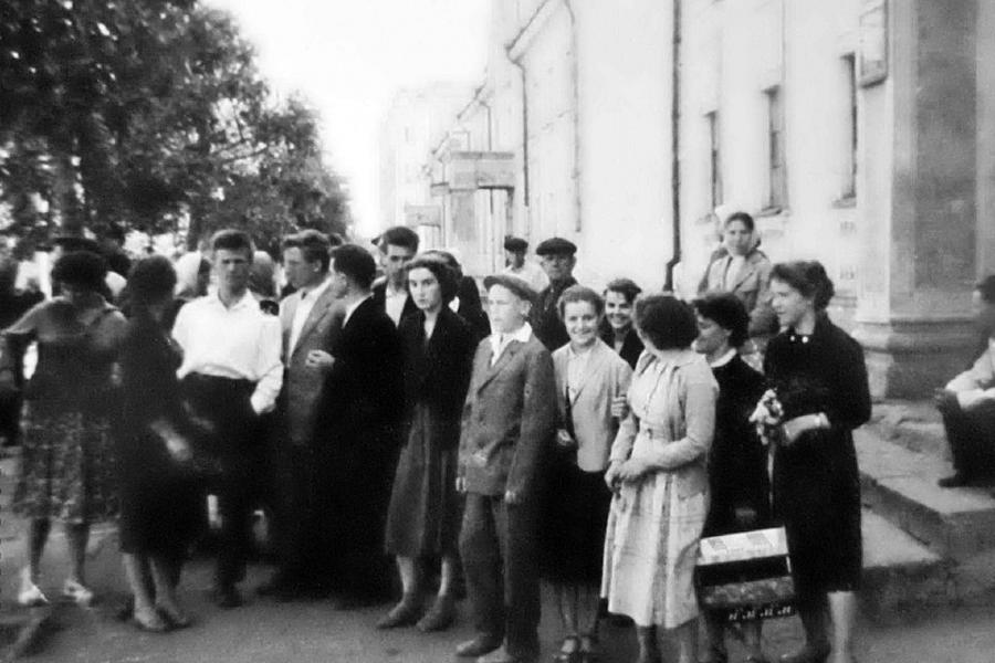 Группа людей на улице у дома, чемодан в руках, летняя одежда, 1965 год