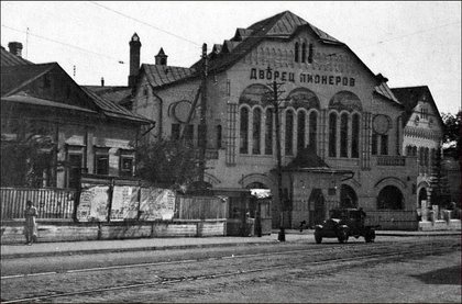 Улица Пискунова, 1935 год — годы, когда корпуса дома-коммуны «Культурная революция» уже определяли облик улицы