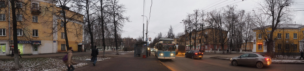 Панорама улицы Чаадаева: троллейбус на остановке, пятиэтажные дома, поздняя осень