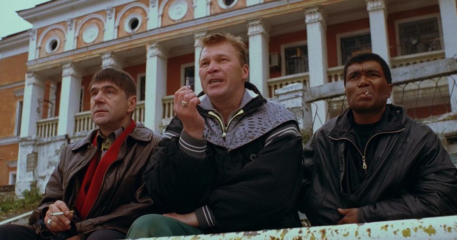 Кадр из фильма «Жмурки»: разговор героев на трибунах стадиона «Водник»